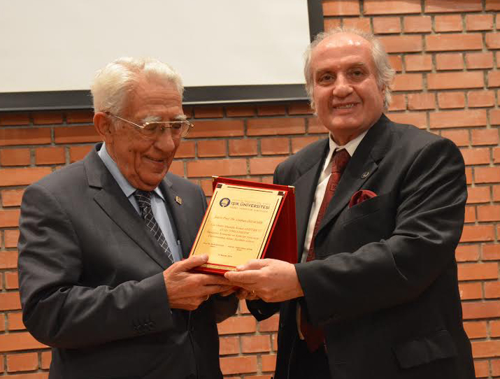 10 Kasım 2014 Atatürk'ü Anma Konuşması için Prof. Dr. Coşkun Özdemir'e GSF Dekanı Prof. Dr. Melih Boydak'ın plaket takdimi 