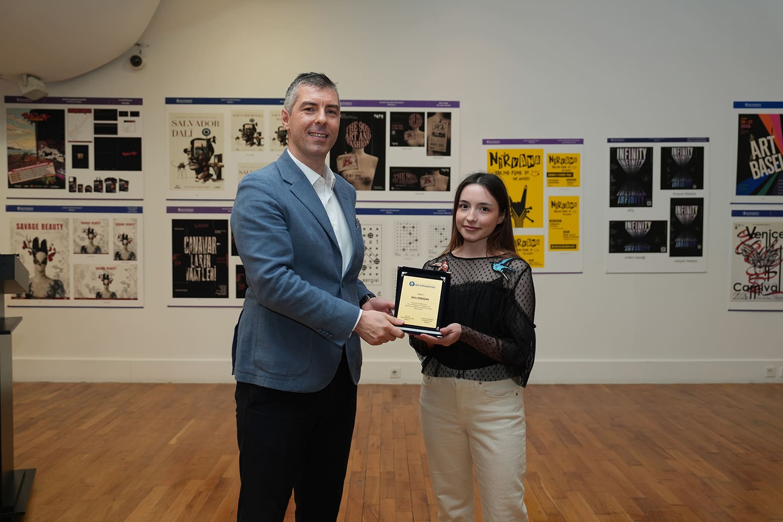 Tipografi alanında uluslararası birincilik ve özel diploma kazanan öğrencilerin ödül plaket töreni.
