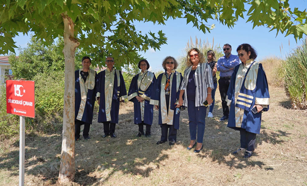 Işık Üniversitesi Şile Kampüsü'nde düzenlenen 15 Temmuz anma programında Demokrasi Çınarı'nın sulanması.