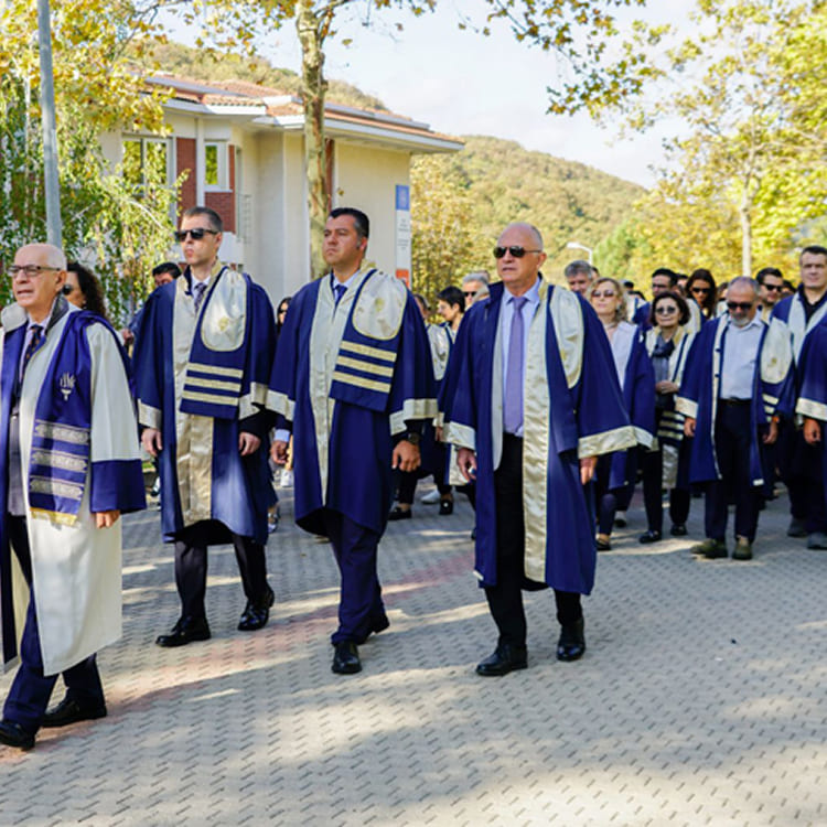 Işık Üniversitesi 2025-2026 Akademik Yılı Açılış Töreni kapsamında Şile ve Maslak kampüslerinde gerçekleştirilen akademik kortej ve çelenk sunum töreni