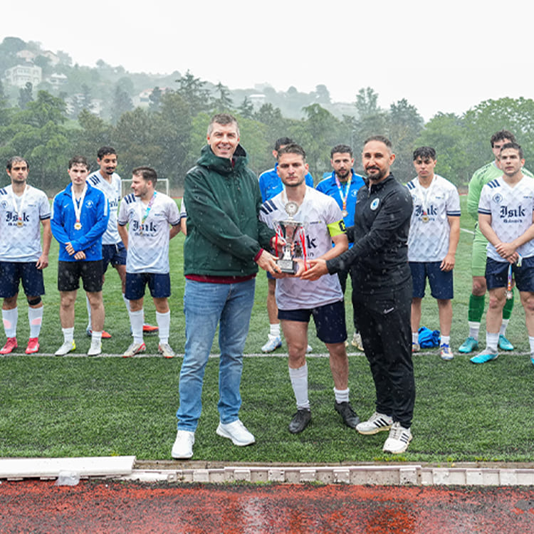 Işık Üniversitesi Futbol Takımı'nın Türkiye Üniversite Sporları Federasyonu Şampiyonası ikinciliği sonrasında düzenlenen kupası ve ödül takdim töreni