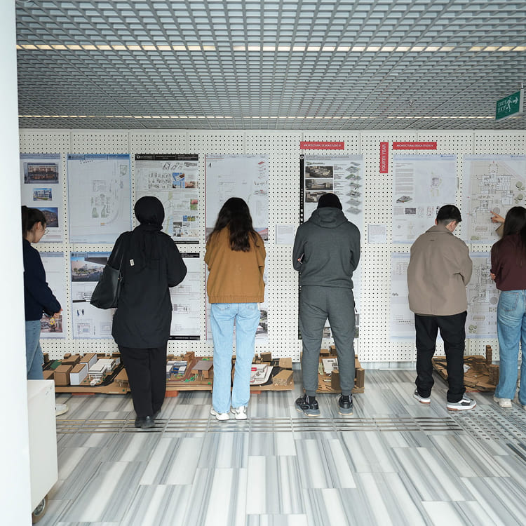 Işık Üniversitesi Sanat, Tasarım ve Mimarlık Fakültesi Mimarlık Bölümü Öğrenci Projeleri Sergisi'nden görünüm