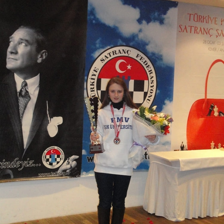2012 Türkiye Kadınlar Satranç Şampiyonası'nda 3. olan Işık Üniversitesi öğrencisi Büşra Arığ'ın madalya töreninden bir görünüm