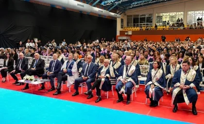 Işık Üniversitesi 2025-2026 Akademik Yılı Mezuniyet Töreni'nin Şile kortej yürüyüşü, mülki erkan katılımı, protokol konuşmaları ve kep atma merasimiyle kutlanması.