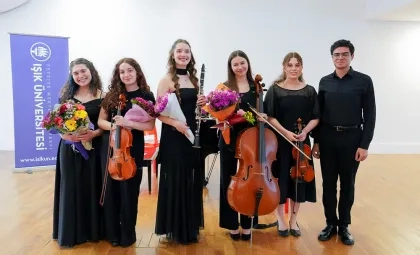 Maslak Kampüsünde Mimar Sinan Güzel Sanatlar Üniversitesi öğrencilerinin performans sergilediği Genç Virtüözler Kampüs Konserleri.