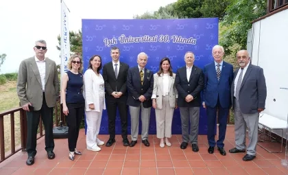 Işık Üniversitesi'nin 30. kuruluş yılının kıdem plaketi töreni, fidan hediyesi ve senfonik konser eşliğinde kutlanması.