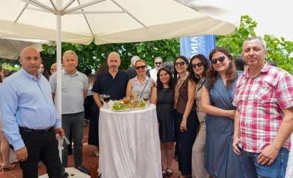 Işık Üniversitesi'nin 30. kuruluş yılının kıdem plaketi töreni, fidan hediyesi ve senfonik konser eşliğinde kutlanması.