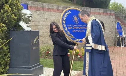 Işık Üniversitesi 23 Nisan Ulusal Egemenlik ve Çocuk Bayramı Atatürk büstüne çelenk sunma töreni