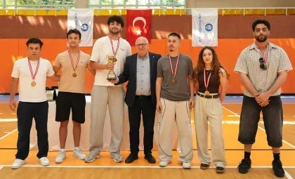 3. IŞIK Bahar Kupası voleybol turnuvasında dereceye giren takımların ödül alma anı.