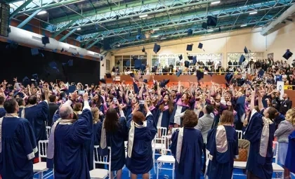 Işık Üniversitesi 2024-2025 Akademik Yılı Mezuniyet Töreni'nde öğrencilerin açık alanda keplerini havaya atma anı.