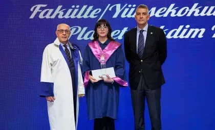 Işık Üniversitesi 2025-2026 Akademik Yılı Açılış Töreni'nde akademisyenlerin ve öğrencilerin katılımıyla gerçekleşen tören anı.