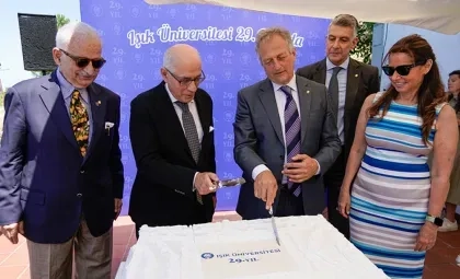 Işık Üniversitesi 29. kuruluş yılı kutlama töreninde pasta kesimi