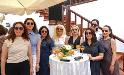 Işık Üniversitesi'nin 30. kuruluş yılı töreninde Mütevelli Heyeti, vakıf yöneticileri ve üniversite yönetiminin sahnede hep birlikte 30. yıl pastasını kestiği kutlama anı