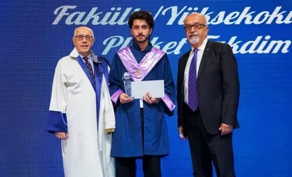 Işık Üniversitesi Akademik Yıl Açılış Töreni'nde dereceye giren birinci öğrencilere başarı plaketi takdimi