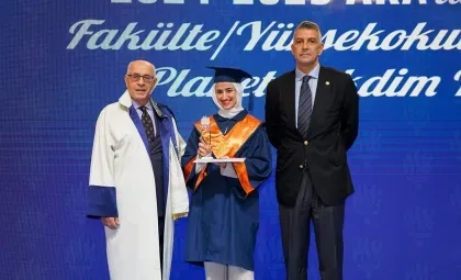 Işık Üniversitesi Akademik Yıl Açılış Töreni'nde dereceye giren öğrencilere diploma ve başarı plaketi takdimi