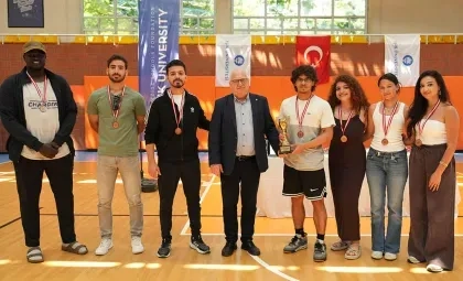 Işık Üniversitesi 3. IŞIK Bahar Kupası Spor Ödülleri Töreni plaket takdimi