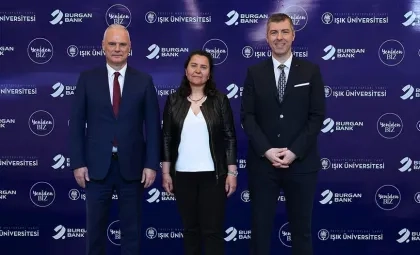 Işık Üniversitesi Rektör V. Prof. Dr. Serhat Koloğlugil, Burgan Bank Genel Müdür Yardımcısı Levent Ergin ve YenidenBiz Derneği Genel Müdürü Tülay Cerit Tiryaki'nin Bilgi Güvenliği 360 Programı iş birliği protokolünü imzalaması.