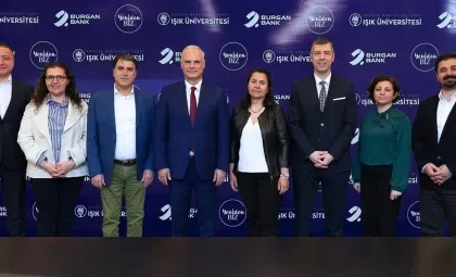 Işık Üniversitesi, Burgan Bank ve YenidenBiz Derneği heyetinin Bilgi Güvenliği 360 Programı protokol imza törenindeki toplu hatıra fotoğrafı.
