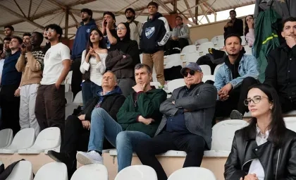 Işık Üniversitesi futbol maçını saha kenarından ve tribünden takip eden seyirciler