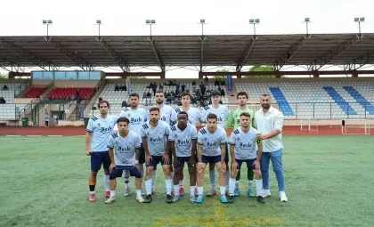 Işık Üniversitesi Rektör V. Prof. Dr. Serhat Koloğlugil'in ikinci olan futbol takımı oyuncularına madalya takdim ettiği an.