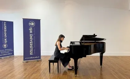 Işık Üniversitesi Maslak Kampüsü'nde düzenlenen Genç Virtüözler Kampüs Konserleri'nde trio ekibinin sahne performansı.