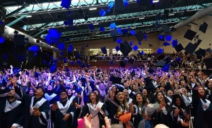 Işık Üniversitesi 2025-2026 Akademik Yılı Mezuniyet Töreni'nde mezun öğrencilerin coşkuyla kep atma anı