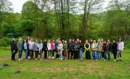 Işık Üniversitesi Şile Kampüsü'nde düzenlenen Rehber Öğretmen Sempozyumu katılımcılarının ve akademisyenlerin yer aldığı toplu hatıra fotoğrafı.