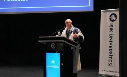 Işık Üniversitesi rektörlük devir teslim töreninde Prof. Dr. Hasan Bülent Kahraman ve Prof. Dr. Serhat Koloğlugil'in cübbe giydirme anı.