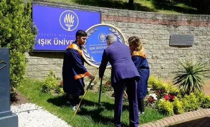 Işık Üniversitesi mezuniyet kortejinin Şile Belediye Başkanı Özgür Kabadayı ve protokol tarafından karşılanması.