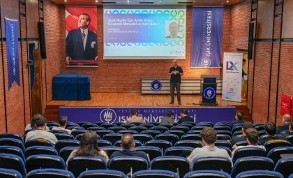 Işık Üniversitesi Kriptoloji ve Bulut Bilişim Güvenliği Zirvesi'nde kürsüde sunum yapan konuşmacı