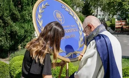 Işık Üniversitesi 2024-2025 Akademik Yılı Açılış Töreni kapsamında Şile Kampüsü'nde gerçekleştirilen akademik kortej ve Atatürk anıtına çelenk sunumu anı