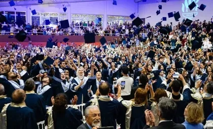 Işık Üniversitesi 2024-2025 Akademik Yılı Mezuniyet Töreni'nde öğrencilerin coşkuyla kep attığı an