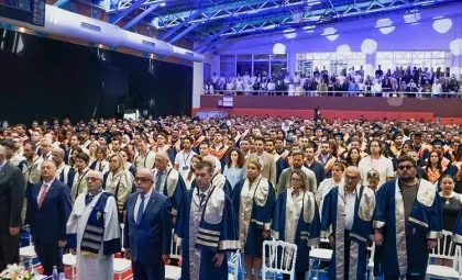 Işık Üniversitesi 2024-2025 Akademik Yılı Mezuniyet Töreni kep atma ve kutlama anı