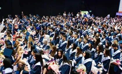 Işık Üniversitesi 2024-2025 Akademik Yılı Mezuniyet Töreni kapsamında Şile'de düzenlenen mezuniyet korteji ve keplerin havaya atıldığı coşkulu anlar
