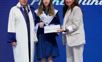 Işık Üniversitesi 2025-2026 Akademik Yılı Açılış Töreni'nde dereceye giren mezun öğrencilere başarı plaketi takdim anı