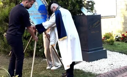 Işık Üniversitesi 2025-2026 Akademik Yılı Açılış Töreni kapsamında Şile ve Maslak kampüslerinde düzenlenen akademik kortej ve Atatürk büstüne çelenk sunma anı