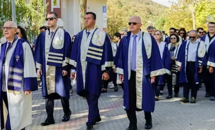 Işık Üniversitesi Işık Üniversitesi 2025-2026 Akademik Yılı Açılış Töreni kapsamında Şile ve Maslak kampüslerinde gerçekleştirilen akademik kortej ve çelenk sunum töreni