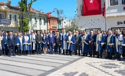 Işık Üniversitesi 2025-2026 Akademik Yılı Mezuniyet Korteji kapsamında Şile Belediyesi önünde çekilen toplu hatıra fotoğrafı