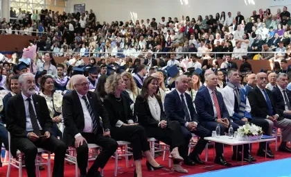 Işık Üniversitesi 2025-2026 Akademik Yılı Mezuniyet Töreni'ni tribünden takip eden aileler ve davetlilerin tören alanı görünümü