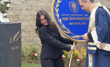 Işık Üniversitesi 23 Nisan Ulusal Egemenlik ve Çocuk Bayramı töreninde Atatürk büstüne çelenk takdimi