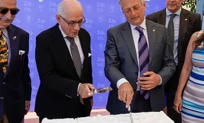 Işık Üniversitesi 29. kuruluş yıl dönümü kutlamasında Şile kampüsünde gerçekleşen pasta kesimi ve protokol toplu hatıra fotoğrafı