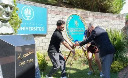Işık Üniversitesi 30 Ağustos Zafer Bayramı 104. yıl dönümü töreninde Atatürk büstüne çelenk sunumu ve anma konuşmaları