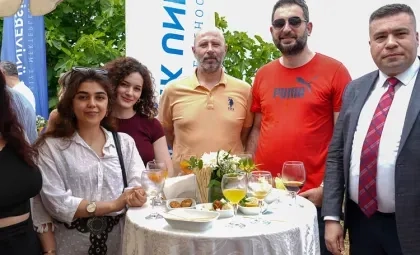 Işık Üniversitesi 30. yıl kuruluş yıl dönümü kutlama töreni ve senfonik konseri sonrasında katılan protokol ve sanatçıların toplu hatıra fotoğrafı
