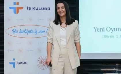 Işık Üniversitesi Kariyer ve Mezunlar Ofisi tarafından düzenlenen CV Hazırlama ve Mülakat Tekniklerinde Yapay Zekâ Etkisi seminerindeki sunum anından bir kare