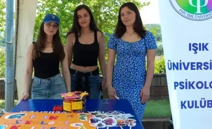 Işık Üniversitesi Şile Kampüsü Dönem Sonu Şenliği'nde yer alan Psikoloji Bölümü standı ve öğrencilerin etkinlik anı