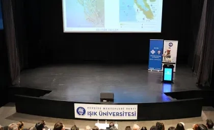 Işık Üniversitesi Şile Kampüsü'nde düzenlenen seminerde Dropbox CTO'su Ali Daşdan'ın sunum gerçekleştirdiği an