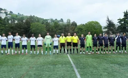 Işık Üniversitesi Futbol Takımı oyuncuları ve müsabakayı yöneten hakem heyetinin final maçı sonrası çekilen toplu hatıra fotoğrafı