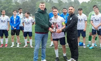 Işık Üniversitesi Işık Üniversitesi Futbol Takımı'nın Türkiye Üniversite Sporları Federasyonu Şampiyonası ikinciliği sonrasında düzenlenen kupası ve ödül takdim töreni