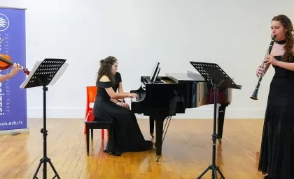 Işık Üniversitesi Maslak Kampüsü'nde düzenlenen Genç Virtüözler Kampüs Konserleri serisinde genç sanatçıların klasik müzik performansı