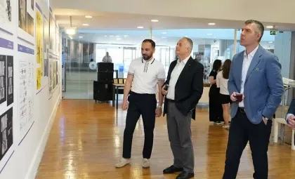 Işık Üniversitesi Maslak Kampüsü Galeri Işık'ta Grafik Tasarım Programı öğrencilerinin mezuniyet sergisindeki özgün çalışmaların incelendiği an